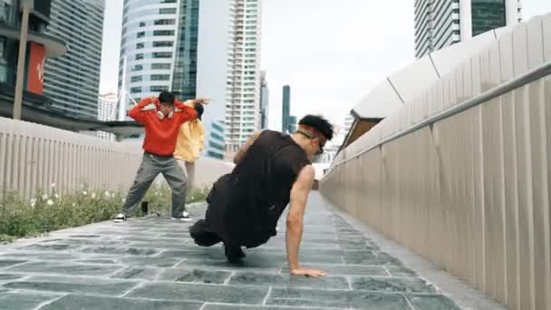 Panorama Shot Break Tancerz Wykonać Boy Wydajność Energiczny Krok Widok — Wideo stockowe