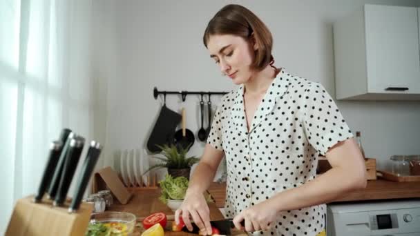 Guardião Energético Casa Inteligente Caucasiano Cortar Frutas Comer Maçã Cozinha — Vídeo de Stock