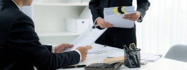 Kurumsal muhasebeci ekibi vergi iadelerini hesaplamak ve en yüksek seviyeye çıkarmak için hesap makinesi kullanır ve finansal veri raporuna dayanarak finansal performansı artırır. Panorama 'daki modern muhasebe. Kurnaz.