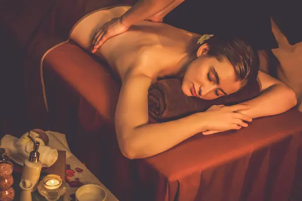 Kavkazská Žena Zákazník Těší Relaxační Antistresové Lázeňské Masáže Hýčkání Krásnou — Stock fotografie