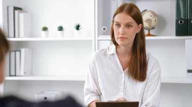 Mutlu hasta ve psikolog klinikte olumlu duygularla zihinsel sağlık sohbetlerini paylaşırken aynı zamanda klinikteki psikologlara başarılı bir iş ve hayatı açıklıyorlar.