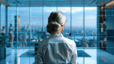 Üst düzey kadın programcı yapay zeka güdümlü pazarlama çözümleri için LISP Açık Robot Hologramı aracılığıyla yazılım analiz ediliyor.