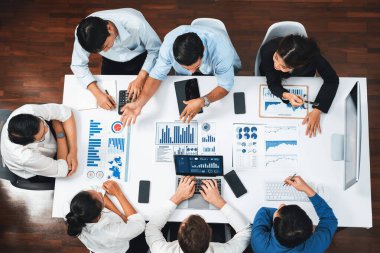 Üst düzey analist ekibi toplantı odasındaki mali verileri analiz etmek için BI Fintech 'i kullanıyor. İş anlayışı ve stratejik pazarlama planlaması için kağıt üzerinde analitik BI gösterge paneli. Tedbirli