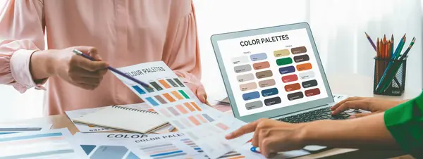 Kreatywny Projekt Graficzny Prezentuje Wybiórczy Kolor Podczas Gdy Manager Pomocą — Zdjęcie stockowe