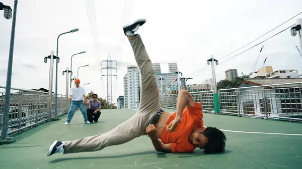 Jovens Hipster Felizes Realizar Break Dance Passo Com Amigo Movendo — Fotografia de Stock