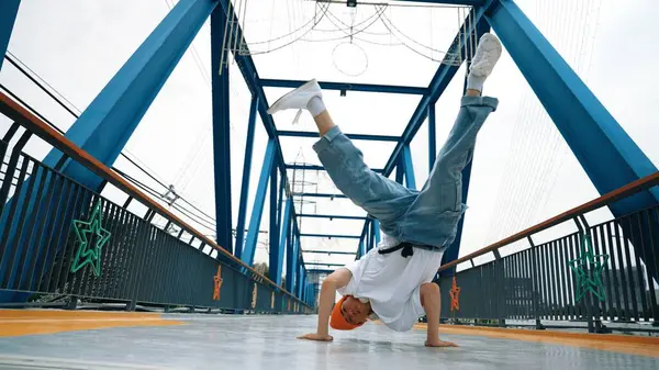 Professionele Breakdanser Treedt Als Straatdanser Brug Aziatische Hipster Dragen Koptelefoon — Stockfoto