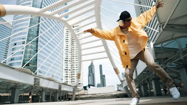 Elegante Asiático Hombre Realizar Hiphop Bailando Con Bajo Ángulo Cámara — Foto de Stock