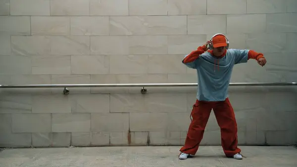 Knappe Choreograaf Oefent Straatdans Grijze Achtergrond Jonge Aantrekkelijke Boy Danser — Stockfoto