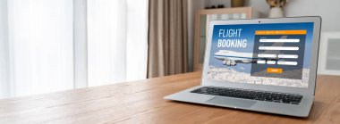 Online uçuş rezervasyon sitesi mod rezervasyon sistemi sağlar. Seyahat teknolojisi kavramı .