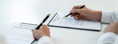 Şirket avukatının ya da hukuk bürosundaki avukat servisinin yardımıyla balyayla ilgili sözleşme imzalama belgesi. İşletme yatırımı ve yasal işlemlerin tamamlanması. Kurnaz.