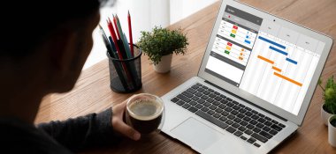 Ekip projesinin zaman çizelgesini gösteren bilgisayar ekranında, modern iş projesi yönetimi için proje planlama yazılımı