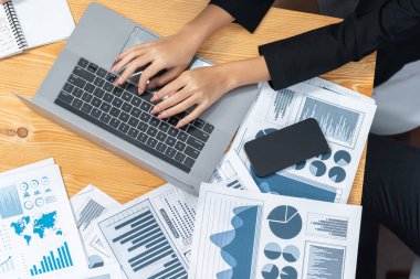 Ofis masasındaki finansal veri raporlarını analiz eden çeşitli bir grup iş analisti. Stratejik pazarlama planlaması için iş zekası analizi çizelgesi ve grafiği.