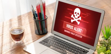 Bilgisayar ekranındaki virüs uyarısı mobil siber tehdit, hacker, bilgisayar virüsü ve kötü amaçlı yazılım tespit edildi