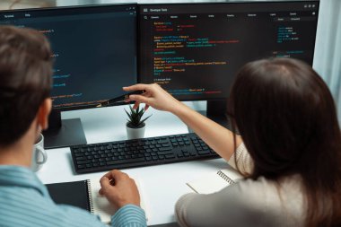 İki ekran ekranında yaratıcı web sitesi planlama yazılımını tartışan yetenekli geliştiriciler programı arka görüş konseptiyle ofiste tasarımı analiz eden tam yığın veri. Varsayım.