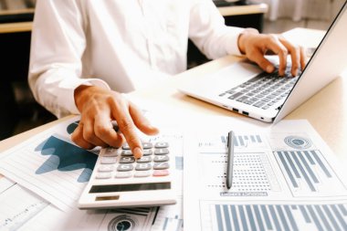 İş adamı muhasebeci ya da finans uzmanı şirket ofisindeki iş raporu grafiğini ve finans şemasını analiz eder. Finans ekonomisi, bankacılık sektörü ve borsa araştırmaları kavramı. uds