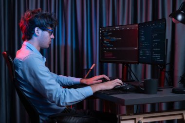 Uygulama pc ekranları ile çevrili çevrimiçi yazılım geliştirme bilgilerini yoğunlaştıran IT geliştiricisi, neon modern ofis evindeki web sitesinde yazılım için program yaratıyor. Toplayıcı.