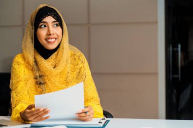 Başarılı Orta Doğulu Müslüman iş kadını ofiste çalışıyor. Uluslararası iş başarısı kavramı. uds