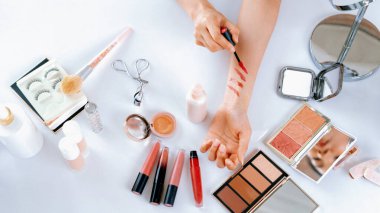 Güzellik blogcusunun ya da nüfuzlu kişinin üst görünümü çevrimiçi canlı yayın platformunda sosyal medya pazarlamasını ya da öğretim elemanlarını görüntüler.