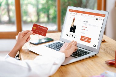 İnternet pazarından alışveriş yapan kadın modern yaşam tarzı için satış malzemeleri arıyor ve en yüksek siber güvenlik yazılımı tarafından korunan cüzdandan çevrimiçi ödeme için kredi kartı kullanıyor
