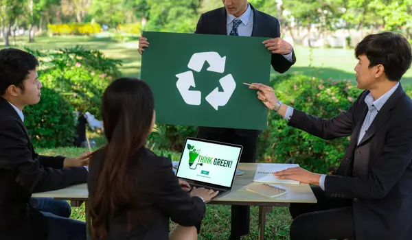 Group Businesspeople Meeting Outdoor Office Nature Planning Brainstorming Recycle Strategy — Stock Photo, Image