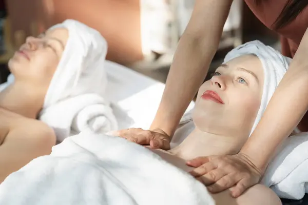 Ritratto Due Belle Donne Che Fanno Massaggiare Schiena Massaggiatore Professionista — Foto Stock