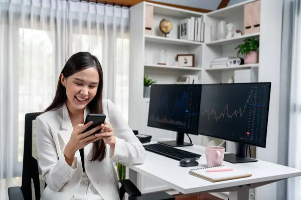 Sonriente Joven Mujer Negocios Asiática Con Cara Feliz Mirando Teléfono —  Fotos de Stock