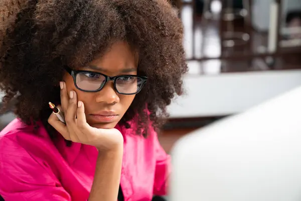 Retrato Una Joven Mujer Africana Creando Desarrollador Sitios Web Pensando — Foto de Stock