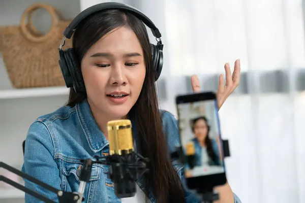 Host Channel Asian Influencer Talking Broadcast Φορώντας Ακουστικά Στα Social — Φωτογραφία Αρχείου