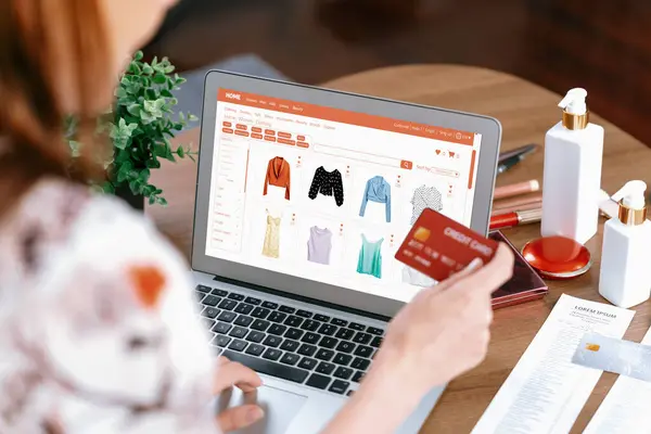 Kobiety Kupujące Online Rynku Internetowym Przeglądające Produkty Sprzedaż Dla Nowoczesnego — Zdjęcie stockowe
