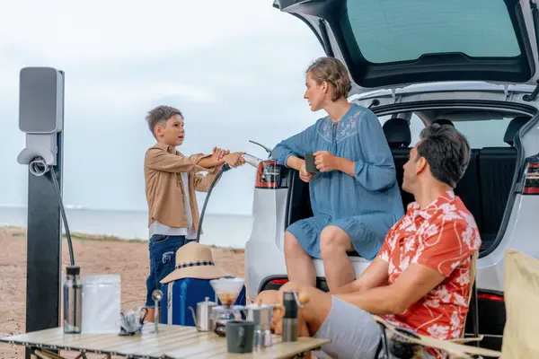 Familienurlaub Reise Strand Mit Elektroauto Glückliche Familie Laden Elektroauto Genießen — Stockfoto