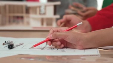 Müşteri denetimi ile yavaş çekim iç mimar taslağı hazırlamak ve ev dekorasyonunu müşteri talebine göre düzenlemek. Mimari müşteri hizmetleri. Değiştirilmiş