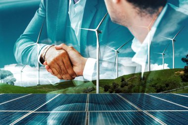 İş adamlarının el sıkışma grafiği rüzgar türbini çiftliği ve yeşil yenilenebilir enerji işçisi arayüzü üzerinde. Alternatif enerji ile sürdürülebilirlik gelişimi kavramı. uds