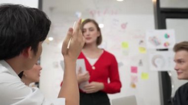 Akıllı yönetici yaratıcı iş toplantısında elini kaldırıyor ve soru soruyor. Bu arada genç beyaz, güzel iş kadını kendinden emin bir şekilde cevap veriyor. Takım çalışması, beyin fırtınası, tartışma. Tertemiz..
