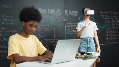 Akıllı Afrikalı öğrenci programlama ve kodlama yenilikçi sistemi, beyaz kız ise metaz ya da sanal dünyaya BTMG teknolojisi sınıfında kara tahtaya kurulmuş bir kafayla giriyor. Öğretim