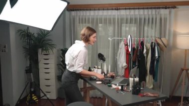 Kadın Etkilenen Vlog video görüntülerini canlı yayınlıyor Makyaj primi sosyal medya veya blog. Kozmetik stüdyosu ışıklandırmalı mutlu genç kız çevrimiçi pazarlama oturumu yayını için..