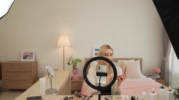 为社交媒体制作美容和化妆品视频内容的年轻女性 美丽的博客写手在向观众或追随者展示如何运用眼影时 使用相机和光环 — 图库视频影像
