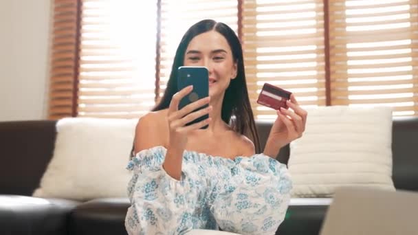 Genç Bir Kadın Internet Bankacılığı Için Kredi Kartıyla Dizüstü Bilgisayar — Stok video