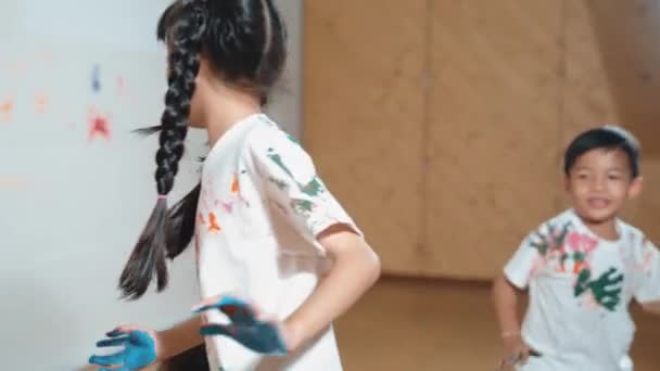 Играющие Дети Играют Бегают Разноцветной Окрашенной Рукой Белом Фоне Смешные — стоковое видео