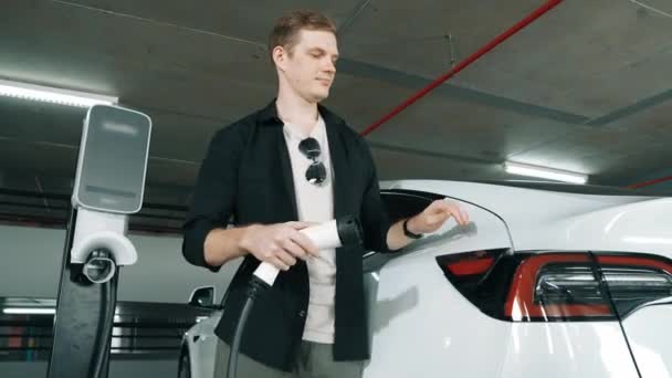 남자는 자동차와 가능성 라이프 스타일에 주차장 스테이션에 깨끗한 자동차 내부의 — 비디오