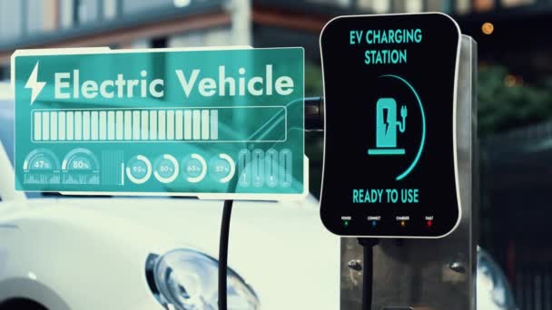 电动汽车充电站通过电动汽车充电器电缆显示智能电池状态全息图 对生态无害的未来电动车和能源可持续性的技术进步 仔细阅读 — 图库视频影像