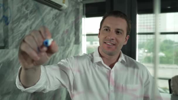 Kluger Führender Geschäftsmann Schreibt Vor Glaswand Über Start Projekt Lächelnde — Stockvideo