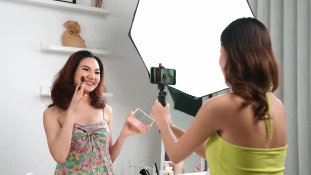 Dos Socios Influencers Filman Video Vivo Revisión Vlog Maquillaje Medios — Vídeos de Stock