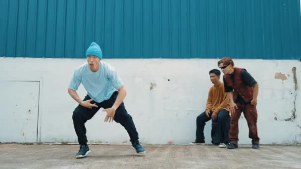 Junge Streetdancer Tanzen Hip Hop Stil Während Multikulturelle Freunde Hinter — Stockvideo