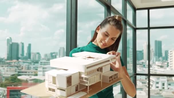 Jonge Gelukkige Mooie Ingenieur Check House Model Door Links Rechts — Stockvideo