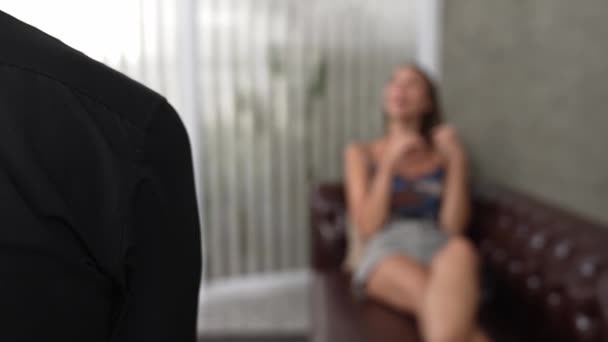 Psikolojik Konsültasyon Zihinsel Problemde Iyileşme Kaydediyor Terapi Seansında Mutlu Genç — Stok video