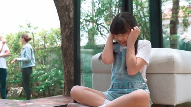 Stresszes Boldogtalan Fiatal Lány Összeül Sarokban Eltakarja Fülét Eltakarja Szülei — Stock videók