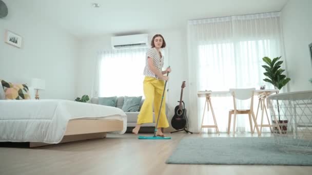 Kaukasische Haushälterin Wischt Den Boden Während Sie Einer Modernen Wohnung — Stockvideo