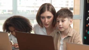 Sınıfta dizüstü bilgisayar kullanan zeki bir öğretmen. Profesyonel eğitmen, programlama mühendisliği kodunu açıkladı ya da eğitim ve öğrenim programı sırasında hızlı davrandı. Etkinlik.