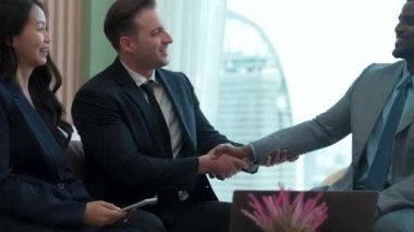 Şehir siluetine bakan süslü ofis, çeşitlilik uzmanlığı iddialı iş genişletme veya stratejik pazarlama tartışmaları. Finansal danışman, danışmanlık sektörü öngörüleri ve fikir verir