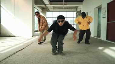 Çok kültürlü dansçılar sokak dansı yapıyor ve hip-hop müziğine geçiyorlar. Profesyonel hipster grubu gökyüzü kavgacı görünümlü bir binada serbest stil müzik eşliğinde dans ediyor. Açık hava sporu 2024 hiphop..
